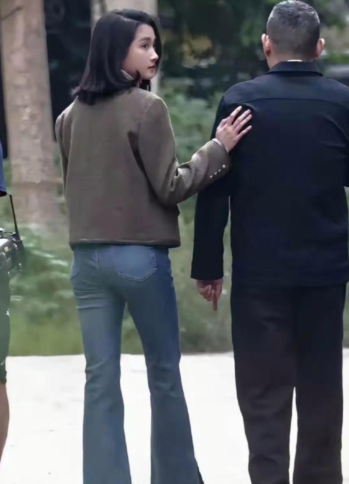 关晓彤真的好适合这个风格，身材比例太惊人了！ ￼￼￼
