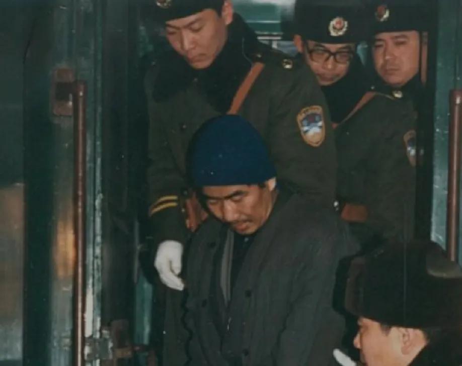 1993年，K3次国际列车驶出国门后，突然遭到了匪徒的袭击。匪徒们手持凶器，轮番
