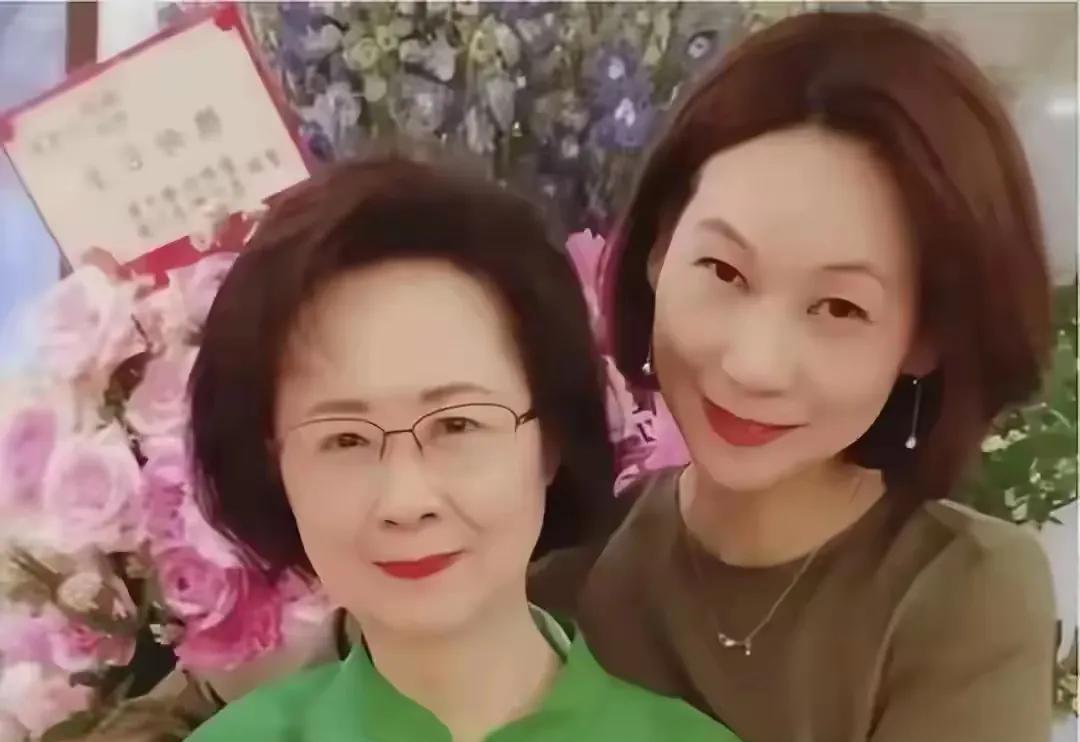 陈中维为何与妻子不争不抢？
琼瑶和庆筠离婚时，儿子陈中维3岁了，他依稀还记得父母