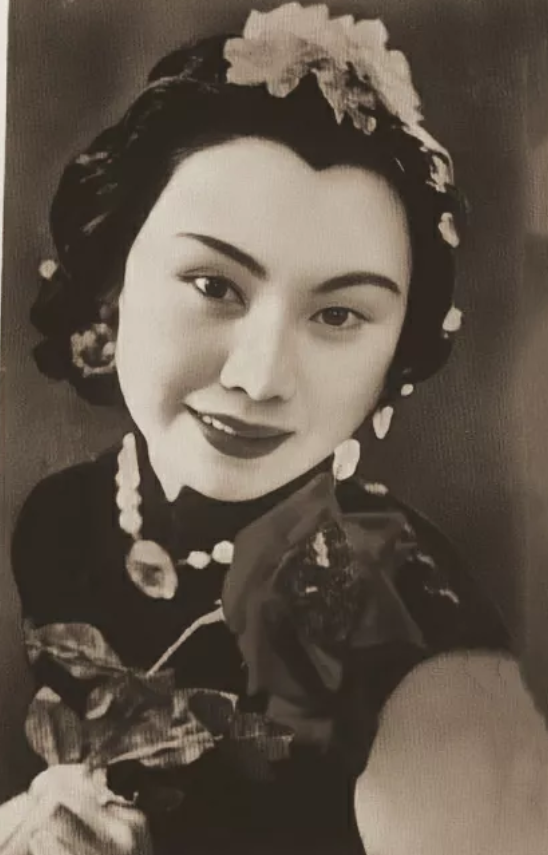 白杨同大姐杨沬的关系一度因为《青春之歌》电影选角而闹的很不愉快，为此白杨多年不同
