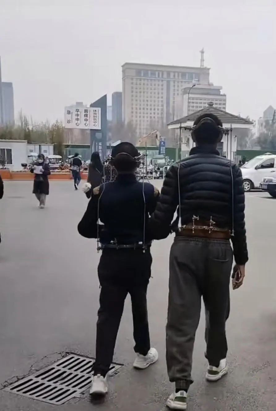 身上背的架子是干什么用的？看起来有点奇怪。
