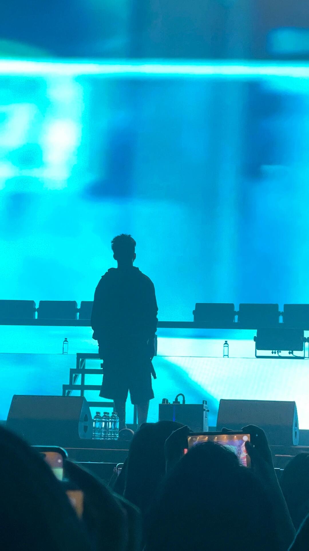 Sorry 我先和他谈了🏻😘高中耳机里的声音出现在眼前 并且抱抱牵手手了。 