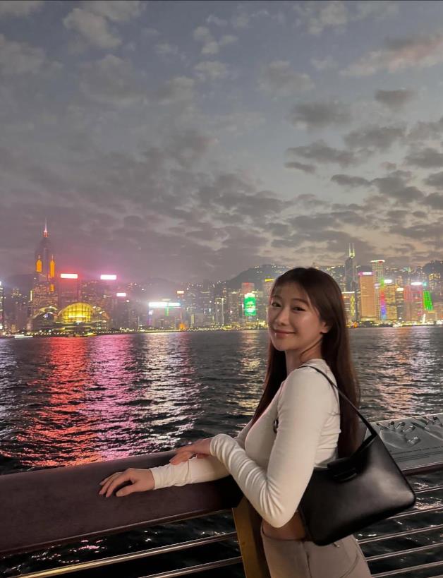 这位小姐姐第一次来到中国香港就被震撼到了。