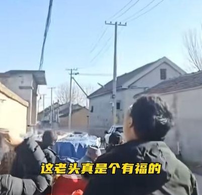 老人去世仙鹤盘旋送行

                            