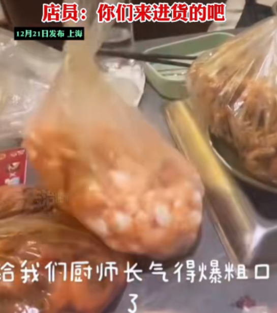 俩女子吃自助餐“连吃带拿”打包400元食材，店家：这是进货来了？