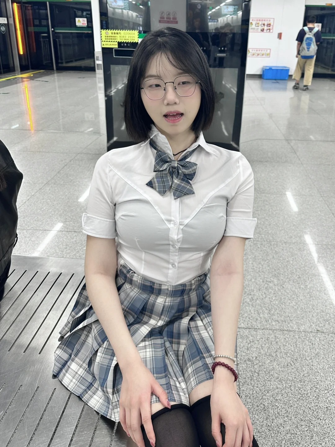 这样没有恐怖的感觉了吧哈哈哈
应粉丝的要求我把色调调暖了一点嘿嘿嘿