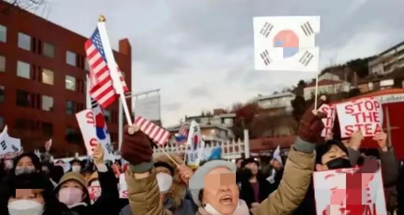 布林肯这个时候访韩，传递出5个信号：
1、第一个：尹锡悦要撑不住了。尹锡悦是亲