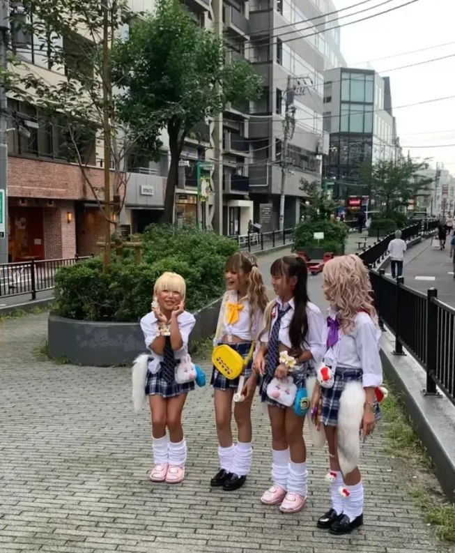 快看日本小学生，她们逐渐被西化了，装束二次元化，更成人化。
头发，四个有三个是黄