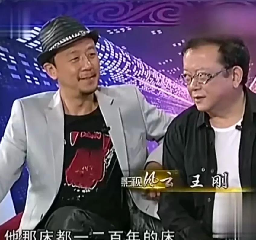 演员王刚说：“我儿子丁丁睡的床，那都是一二百年的床了，有三个，一个是“拔步床”，