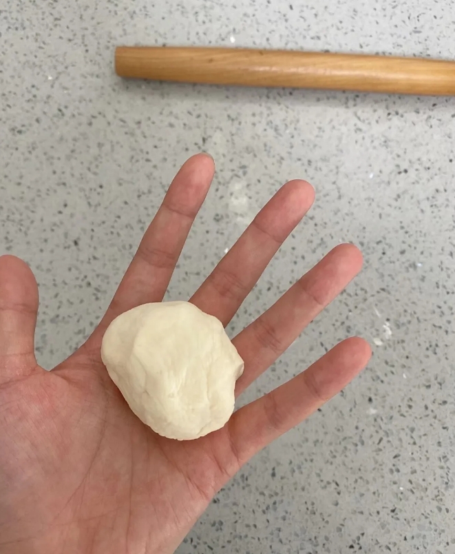今天老妈包饺子剩了一小块面，说让我给处理了，这让我有点为难:再弄点馅吧，不值当的