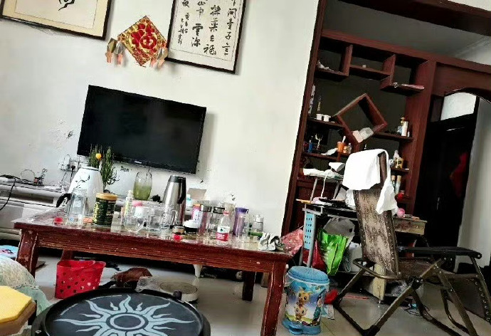 妈好像在别人面前都打扮的很干净漂亮