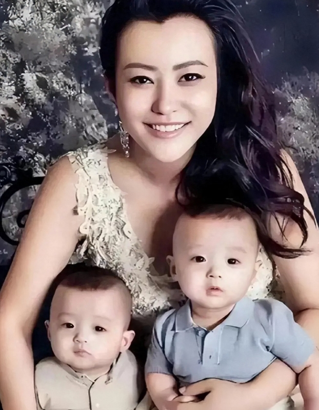 演员郝蕾怀抱双胞胎儿子的照片。镜头下的郝蕾五官精致，漂亮动人，眼中有星辰，熠熠生