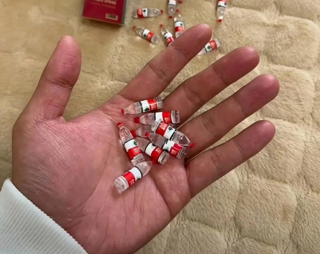 直播间里抢的两箱便宜矿泉水。