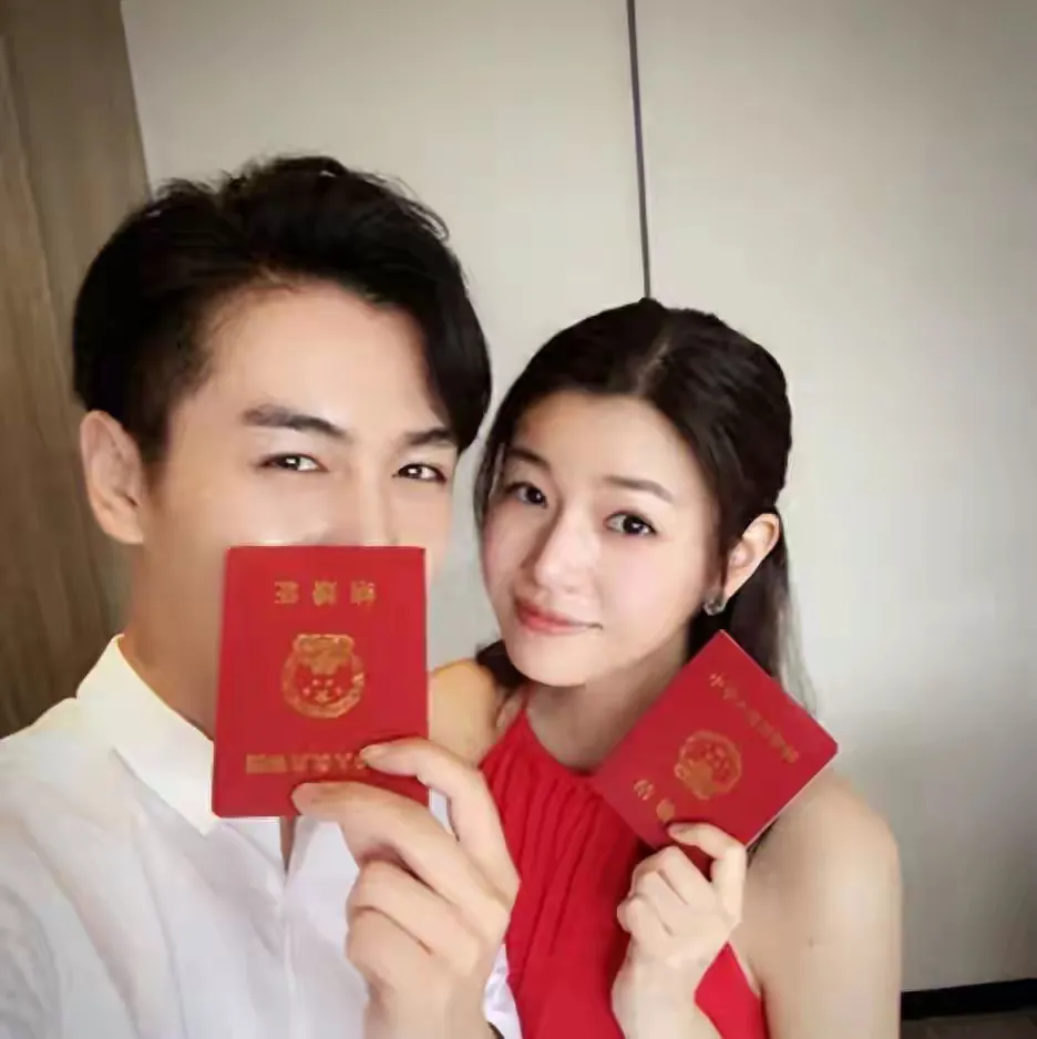 在一次采访中，主持人抛出问题：“你觉得，男人婚前婚后有没有区别？”陈妍希毫不犹豫