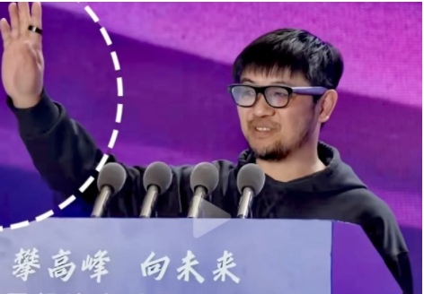 再创历史  手机要被淘汰了？或许英国媒体月背烟头的故事有一定科学性，灵伴科技创始