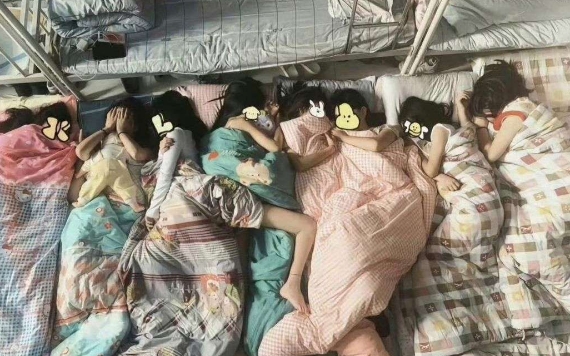大学生的浪漫，只有经历过才懂啊，挤在一起才是最舒服哒