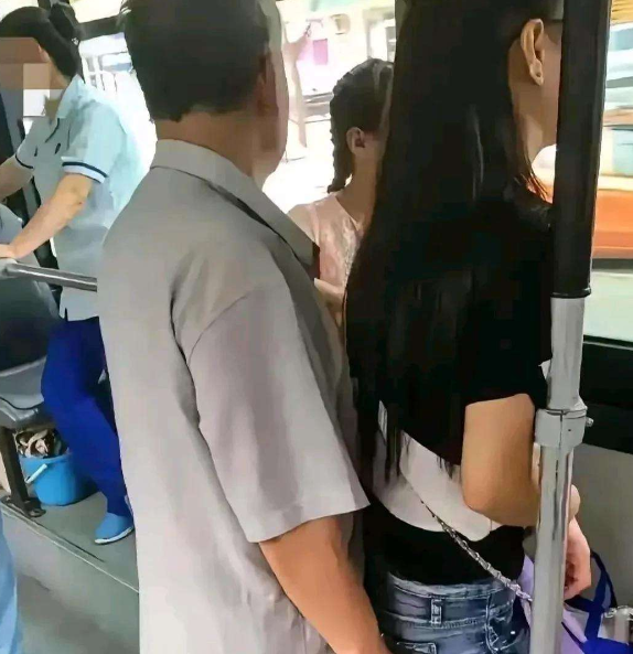 大叔，后面有座位，别在哪里站着了，多累呀！