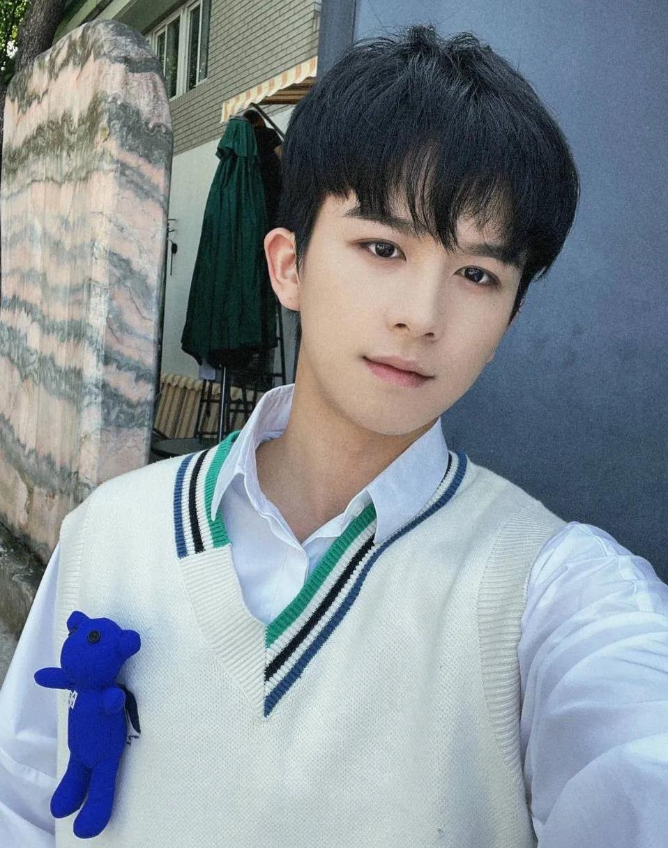 女制片人轻生传闻，与男演员纠葛撕裂真相，背后隐藏多少秘密？
最近，娱乐圈又炸开了