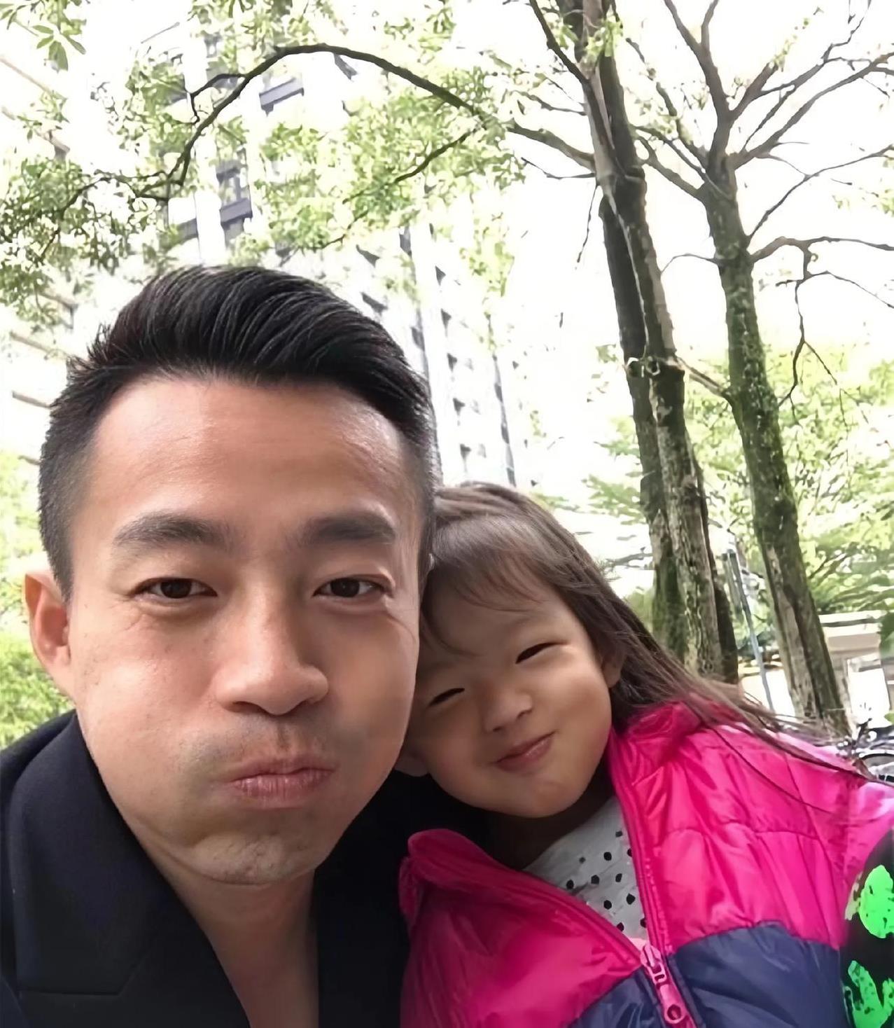 在汪小菲和大S尚未离婚之时，小玥儿总是洋溢着笑容，是个充满幸福、爱笑的小姑娘。然
