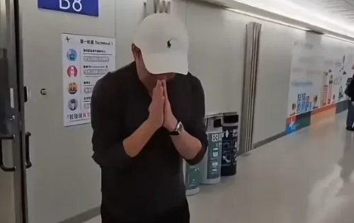 大S的死对汪小菲打击太大了

一个人无厘头的走走雨中，跟丢了魂似的，他应该孩子担