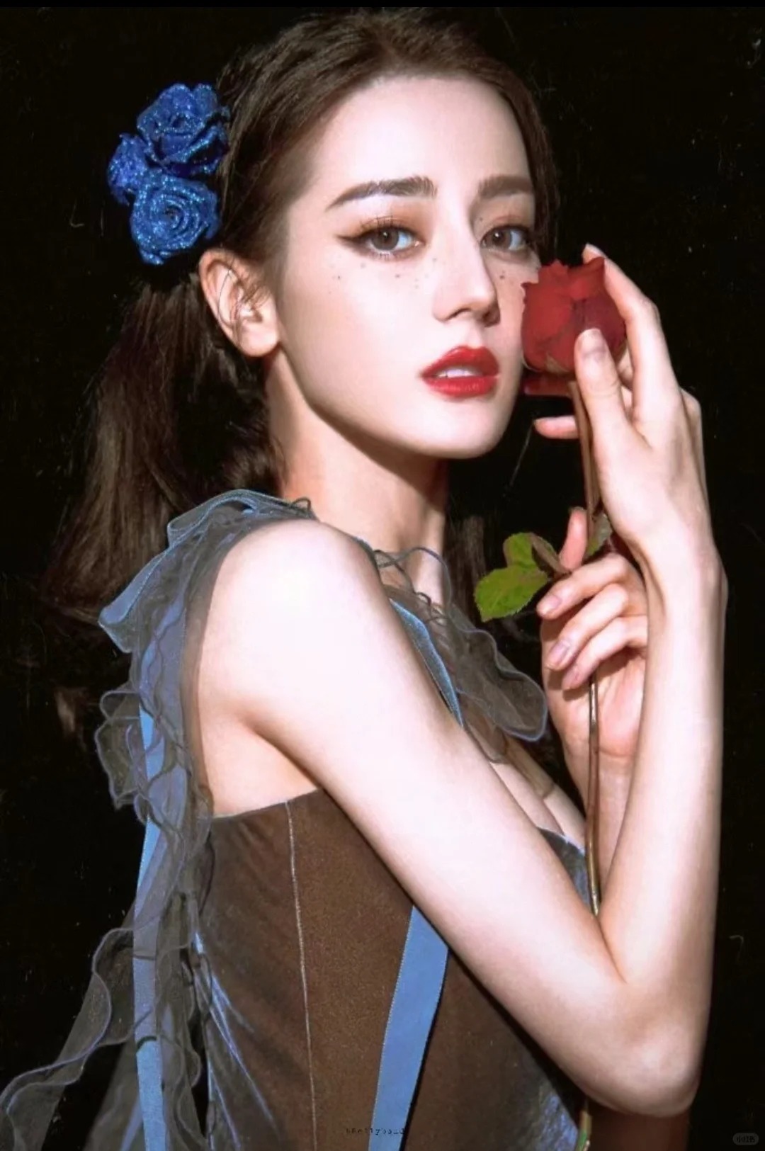 热巴是野生美，带着一丝悲悯的神性和宗教意味，她身上早期异域感强，五官太立体太欧式了