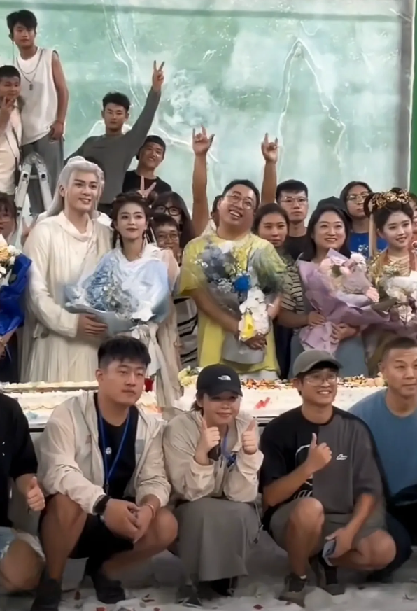10月5日，于正冲上热搜，只因他在和团队人员合照时，动作滑稽可笑，引发网友热议。