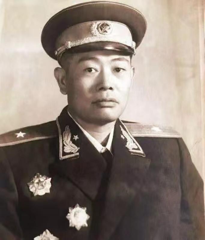 曾任毛主席“挑夫”，后成开国少将，死后只有一个愿望，家人将遗愿上报中央后，叶帅看