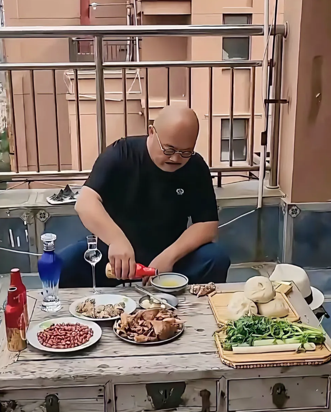 这位老哥，到底是不是刀郎？
刀郎，称得上是当前最火的歌手。他喜欢抽烟，尤其爱喝点