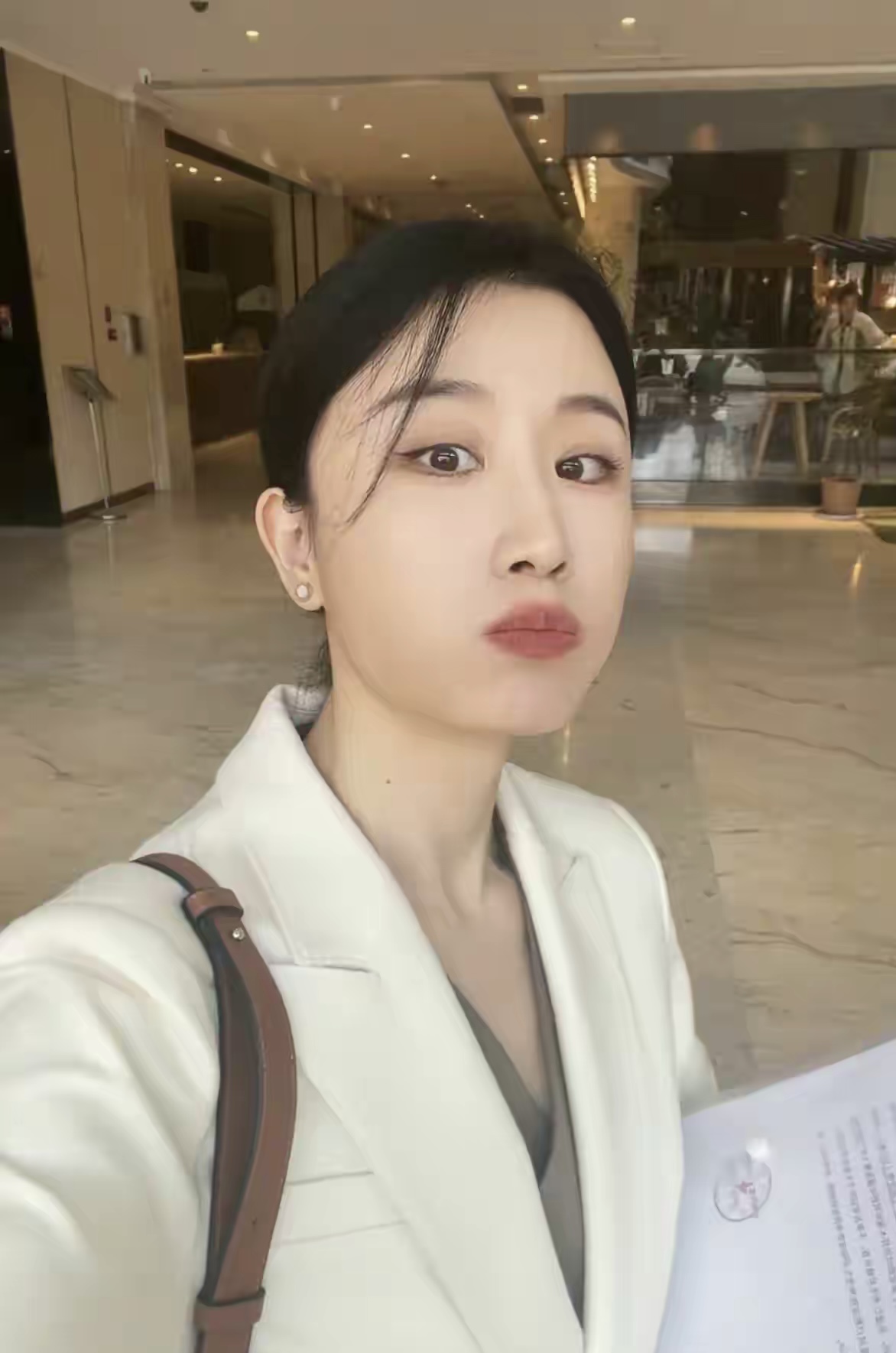 昨晚我跟公公婆婆大吵了一架，原因是他们听说我怀上二胎乐开了花，给了我二十万块钱作