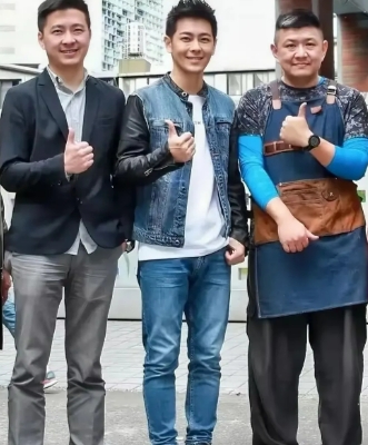 林志颖以帅气儒雅形象在娱乐圈闻名，与兄弟相比，他长相尤为出挑。其大哥林志杰身着围