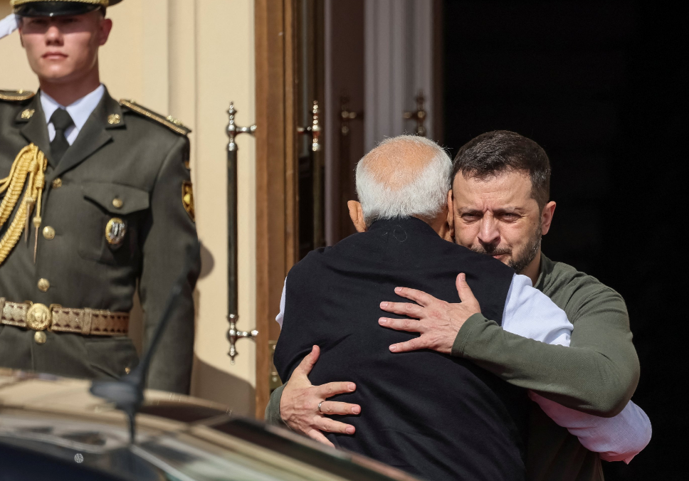 印度总理莫迪访问基辅，与乌克兰总统泽连斯基又来了一个“熊抱”。

从图片上可以看