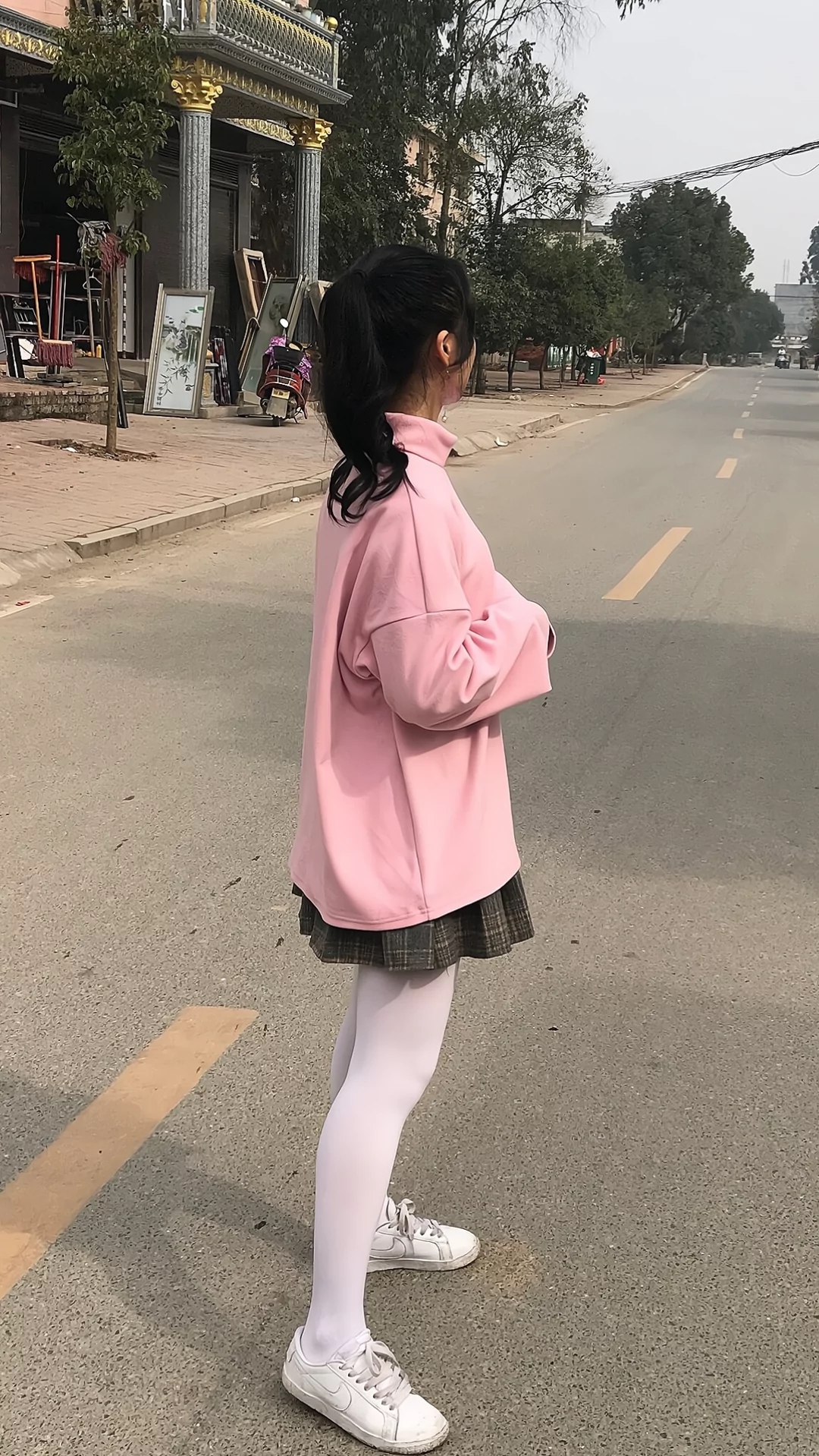 这纯白色丝袜穿着腿都变长了