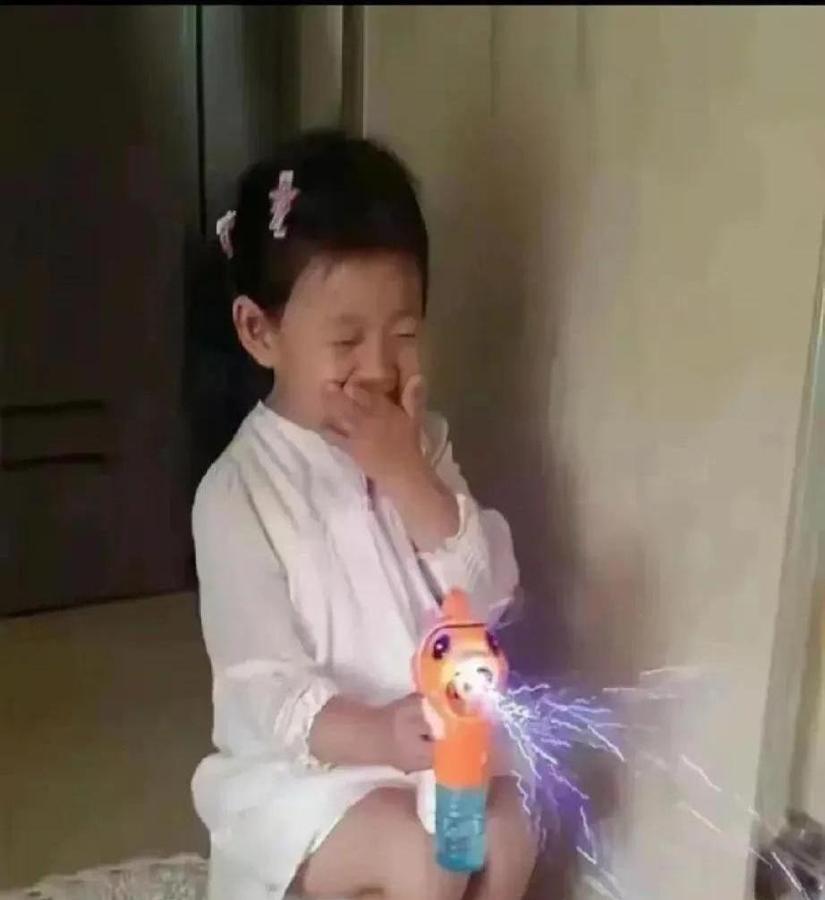 汪小菲这回是不是真翻身了！

昨天，狗仔拍到汪小菲带着俩孩子从北京机场回京，孩子