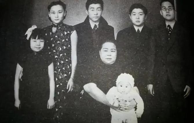 1938年1月，国民党上将韩复榘被枪决，他的妻子高艺珍带着子女不知所措，原西北军