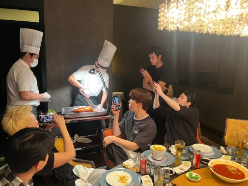 SEVENTEEN吃上北京烤鸭了