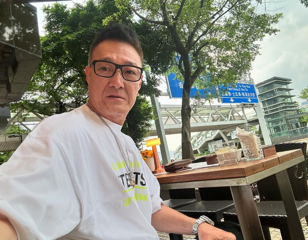 这个香港演员当年跟成龙一起拍戏很多年，武打动作也是很厉害，但一直都是演绿叶角色，
