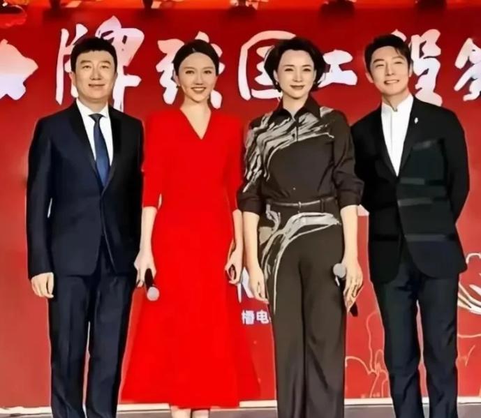 四位主持人同台。董卿是最普通的那位。
不过董卿虽然颜值上比不过旁边的主持。
但说