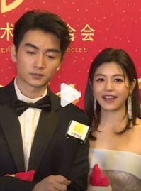 刘大锤说拍到陈晓拍戏期间，陈妍希在北京独自逛街，手上的钻戒还是很闪，应该没离婚，