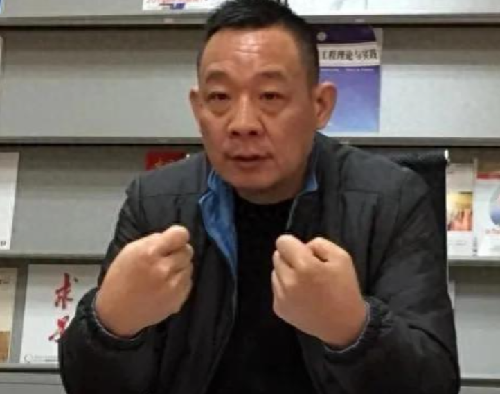 一位供应商透露，给胖东来供货时，采购员坚决不要回扣。而给另一家超市供货时，却遭遇