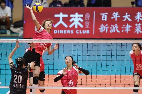 天津女排客场3-0横扫山东取得四连胜，这也是天津女排赛季第八场胜利。目前天津八胜