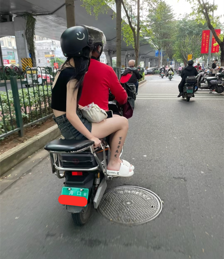 真是人不可貌相，这个女生一定非常孝顺，好奇另一边文的是什么。