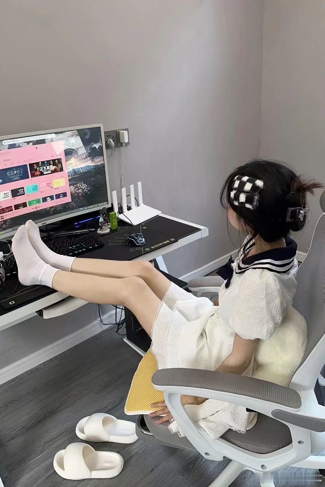这就是秘书上班的态度吗哈哈哈哈