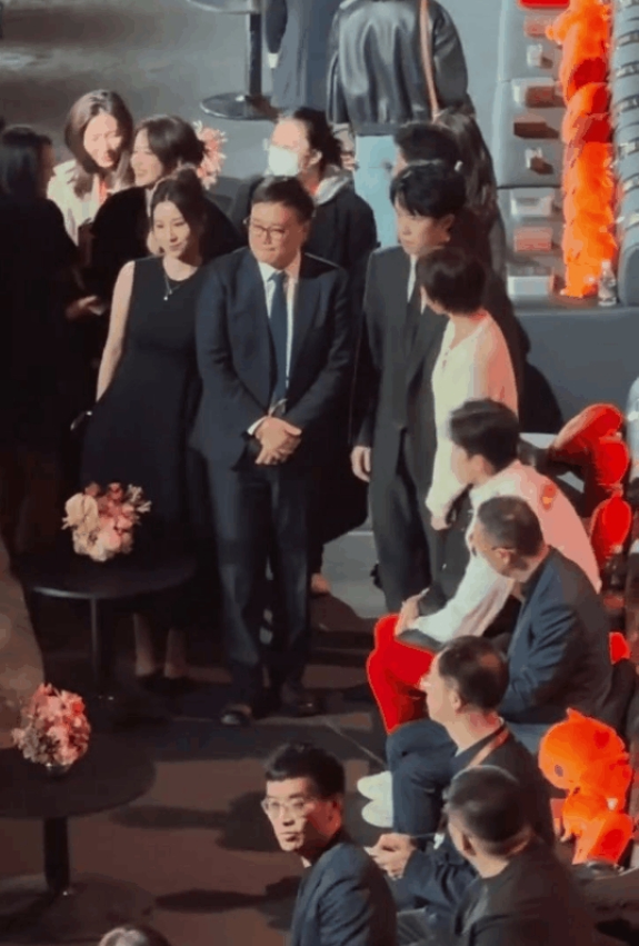 原来佟丽娅早早就等在那里，想和王楚钦拍合照了。
王楚钦在和领导们拍合照的时候，佟