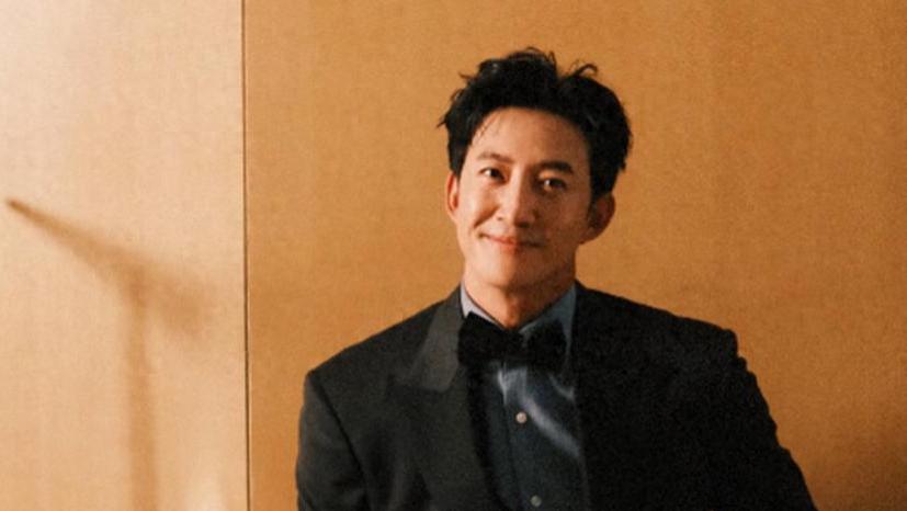 王阳一家三口逛街，高斯脸上皱纹明显，全职带娃状态不如老公年轻