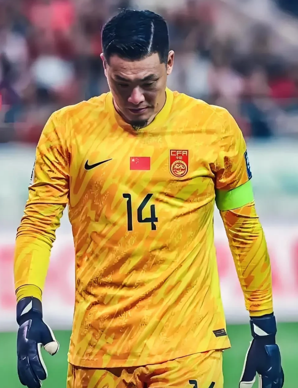 其实全国球迷都错怪王大雷了，国足丢球多他责任不大，尤其是角球丢球，
①当对方球队