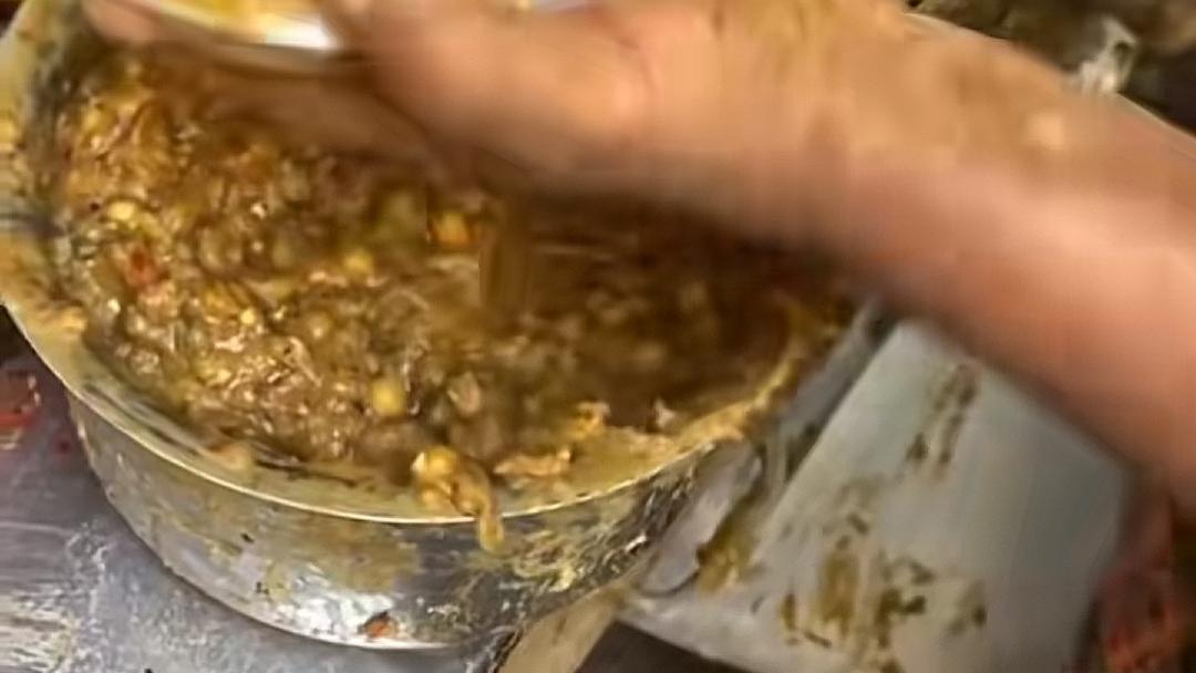 你敢相信吗？这居然是蘸着脏水吃的食物！
