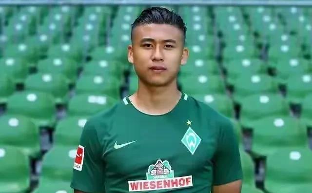 张玉宁生涯赚了多少钱！！ 

第一份——7年赚了150w元，杭州绿城；

第二份