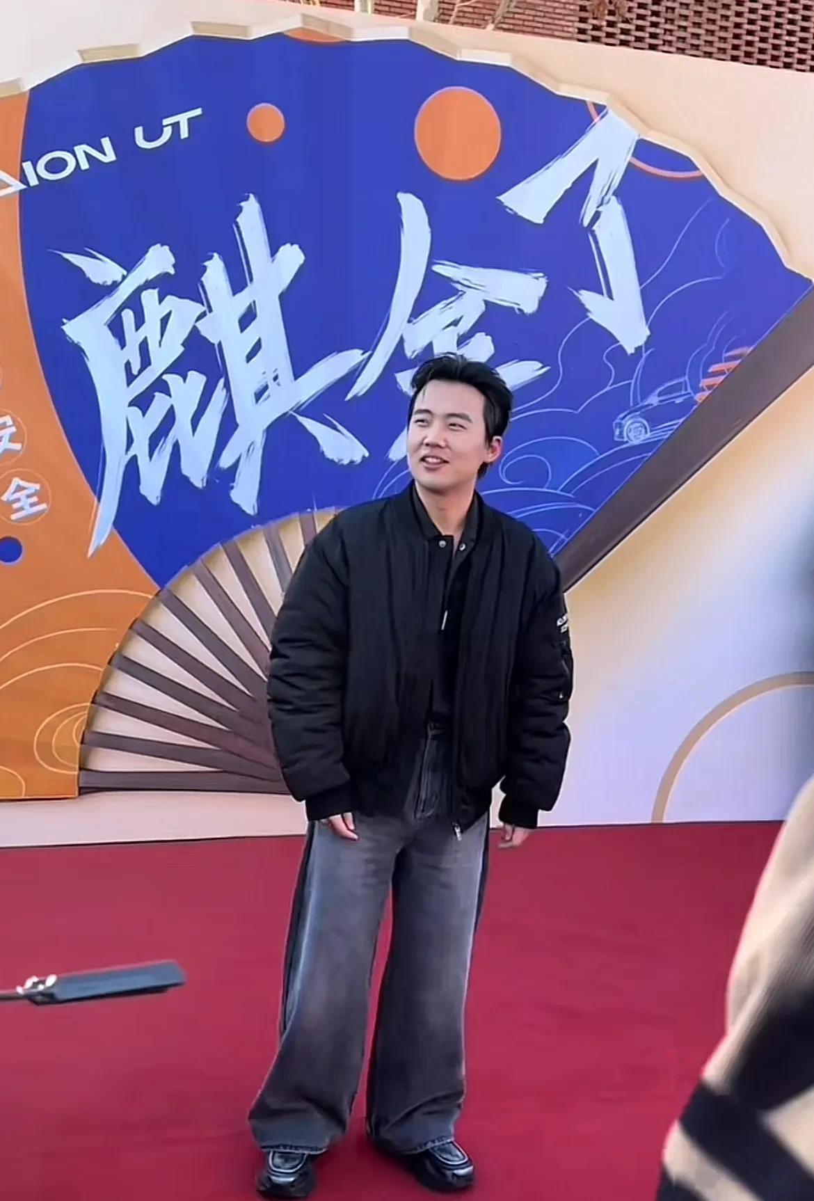 一个连初中都没毕业的人，每次出场永远都微微哈着腰，这种谦卑不是装出来的，从小吃苦