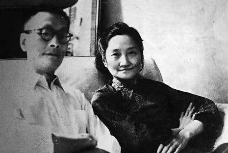 1965年，陆小曼去世。翁香光前来料理后事，见四下无人，她解开陆小曼的衣扣，讥讽