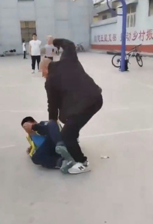 看有男孩同班家长说是男孩多次劫女孩钱，也劫其他同学的钱。沟通多次未果造成。

未